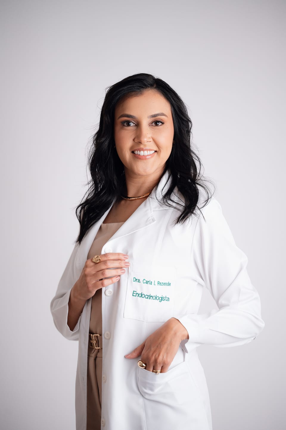 Dra. Carla Rezende de jaleco